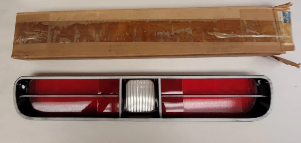 Dodge Coronet 1971 luz trasera izquierda del lado del conductor lámpara lente 3514323 nuevo en stock Foto 3 de 4