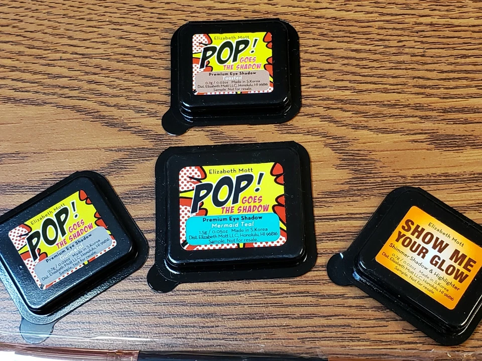 Juego de 4 muestras de sombras Elizabeth Mott con cepillo de corona de doble extremo y bolsa Foto 2 de 2