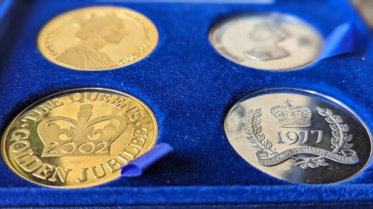 Limited Edition Queen Elizabeth II 1977 & 2002 Jubilee 22ct Gold