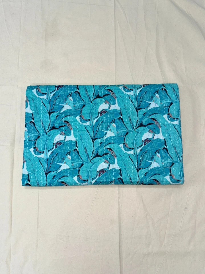 Manta acolchada hecha a mano de algodón con estampado de hojas de plátano kantha gudari. Foto 2 de 4