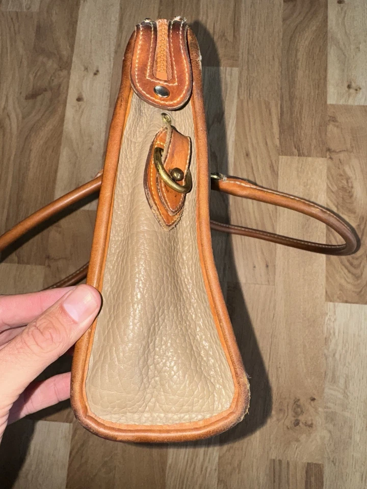 Cartera de Colección Dooney Bourke Cuero Guijarro Hecha en EE. UU. Coñac Buen Estado Foto 3 de 4