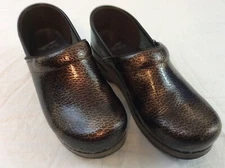 Dansko Espresso Brown Alligator Textured Womens 38 US 7.5 Clogs Shoes