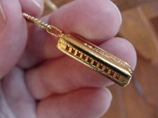 (M-329-E) Pequeño Hohner COLGANTE ARMÓNICA Collar JOYAS Oro 24k plt