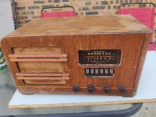 1940 MONTGOMERY WARDS AIRLINE MODEL 04BR-720A. radio tube. Working.