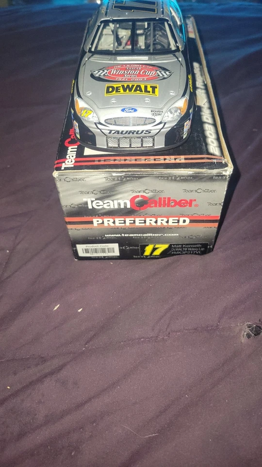 Ford Taurus 2003 Matt Kenseth #17 DeWalt Team Caliber Preferred 1:24 Victory Lap Foto 4 de 4