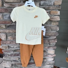 Nike Boys Outfit 2 Pc Set Sweatpants Joggers  S/S T-Shirt 5 Brown Ivory NWT