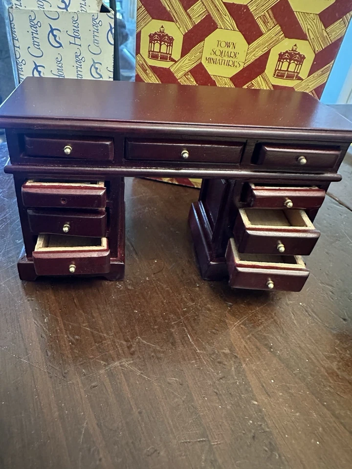 De colección. Escritorio para casa de muñecas Town Square Miniatures con silla nuevo falta perilla de 1 cajón Foto 4 de 4