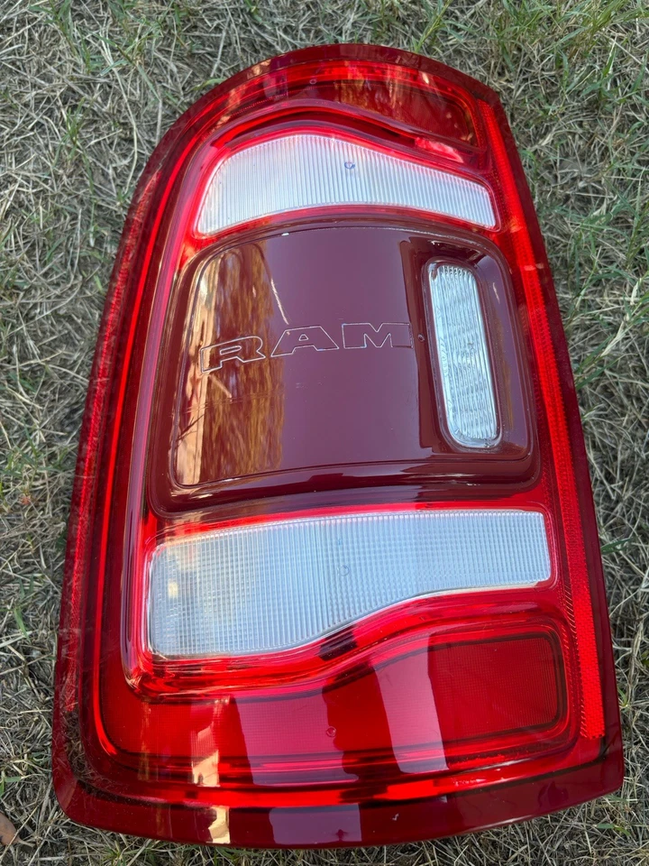 Dodge Ram 2500 3500 2019-2024 luz trasera LED derecha pasajero derecho con punto ciego OEM Foto 2 de 4