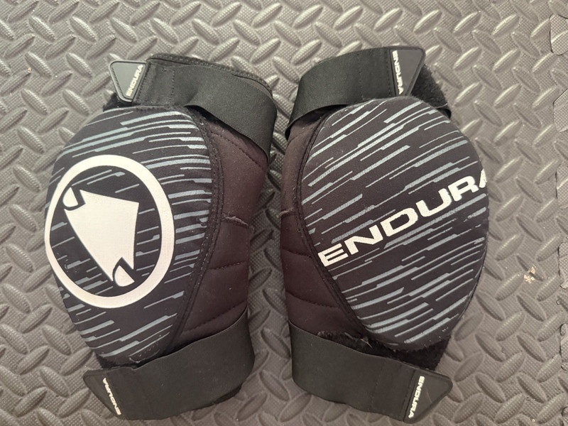 Endura Singletrack II Elbow Protectors. size L.