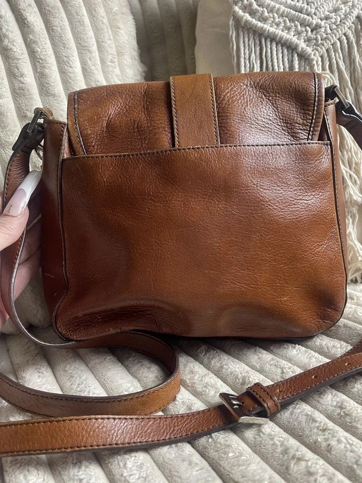 Bandolera de cuero marrón Fossil con hebilla con solapa Foto 4 de 4