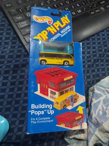 Hot Wheels Vintage Pop 'N Play School House Sto & Go Set