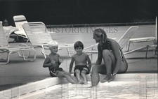 1986 Press Photo Beth and Jon Buresh With Ryan Fetherston at a Wisconsin Pool