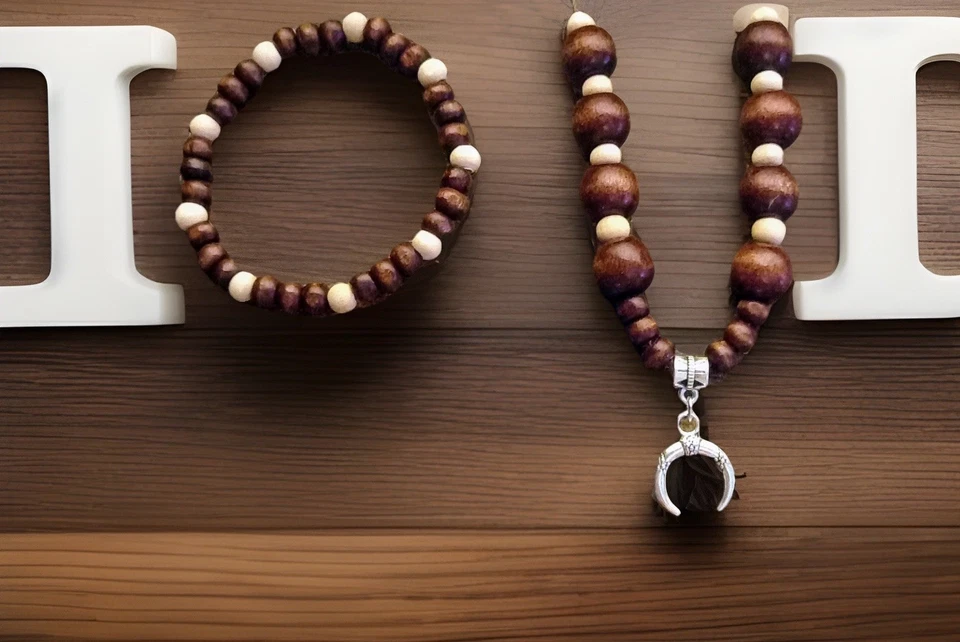 PULSERA Y COLLAR ARTESANAL BOHEMIO DE MADERA CON COLGANTE CUERNO DE TORO - Imagen 3 de 4