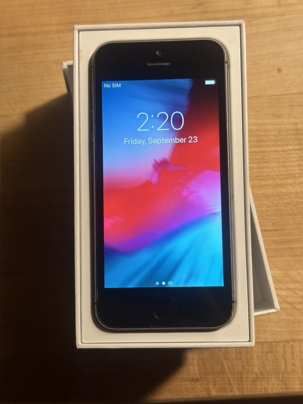 iPhone SE 64gb AT&T MLMF2LL/A w/ Box