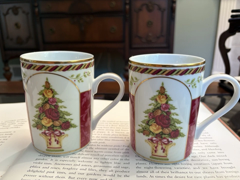 Royal Albert 2001 Old Country Roses Seasons of Colour Christmas Set of 2 Mugs - Image 2 of 4