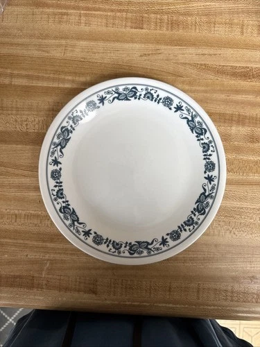 Vintage CORELLE Set Of 8  LUNCHEON PLATES Medium 8 1/2 Inch OLD TOWN Blue Onion