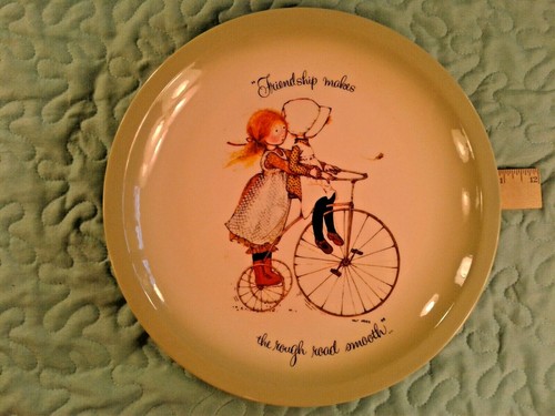 HOLLY HOBBIE COLLECTOR'S EDITION 10.25" CERAMIC PLATE DATED 1972 FRIENDSHIP BIKE - Bild 4 von 9