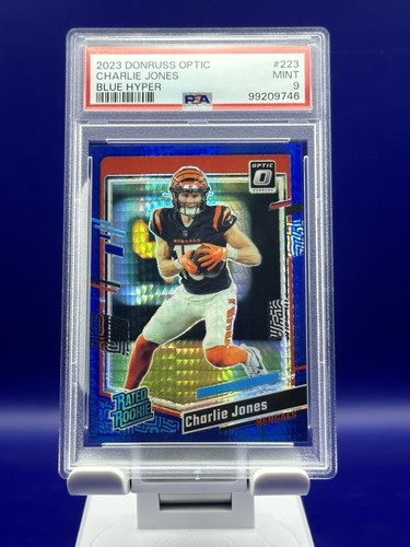 2023 Panini Optic #223 Charlie Jones RATED ROOKIE BLUE Hyper PSA 9 LOW POP - Bild 1 von 3