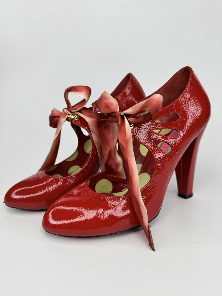 Betsey Johnson Y2K 红色专利镂空丝带领带高跟鞋 8.5 Pinup Rockabilly — 第 2/4 张图片