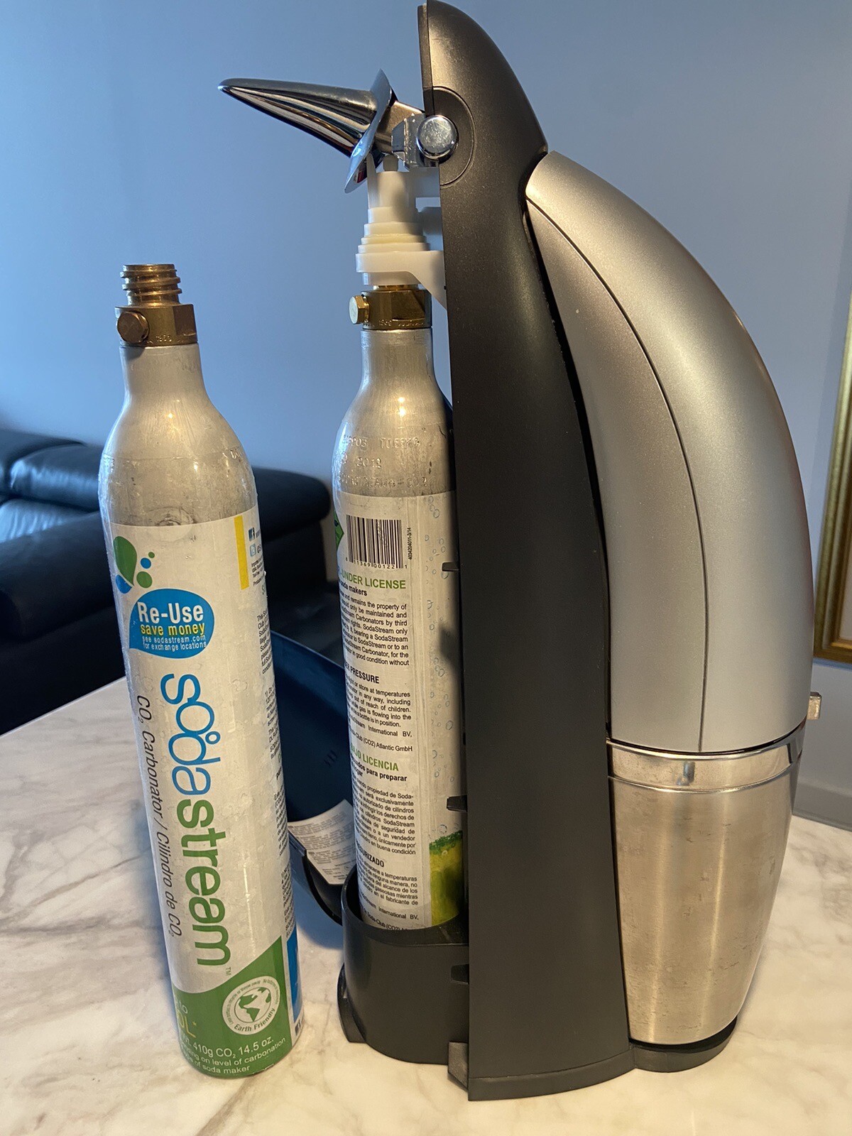 Sodastream Penguin Sparkling Water Soda Machine + 2 Glass Bottle + 3 Caps + 2CO2