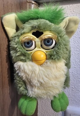Furby 1. Generation G1 1998 + Fahne - Fell Grün Hasbro Tiger Electronics Hasbro