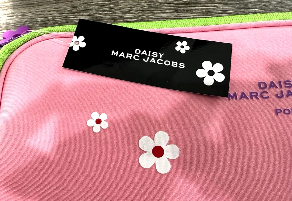 NUEVO Estuche para Laptop Marc Jacobs Daisy Pop Rosa Verde Púrpura Flores Bolso con Cremallera 14" x 10" Foto 2 de 4