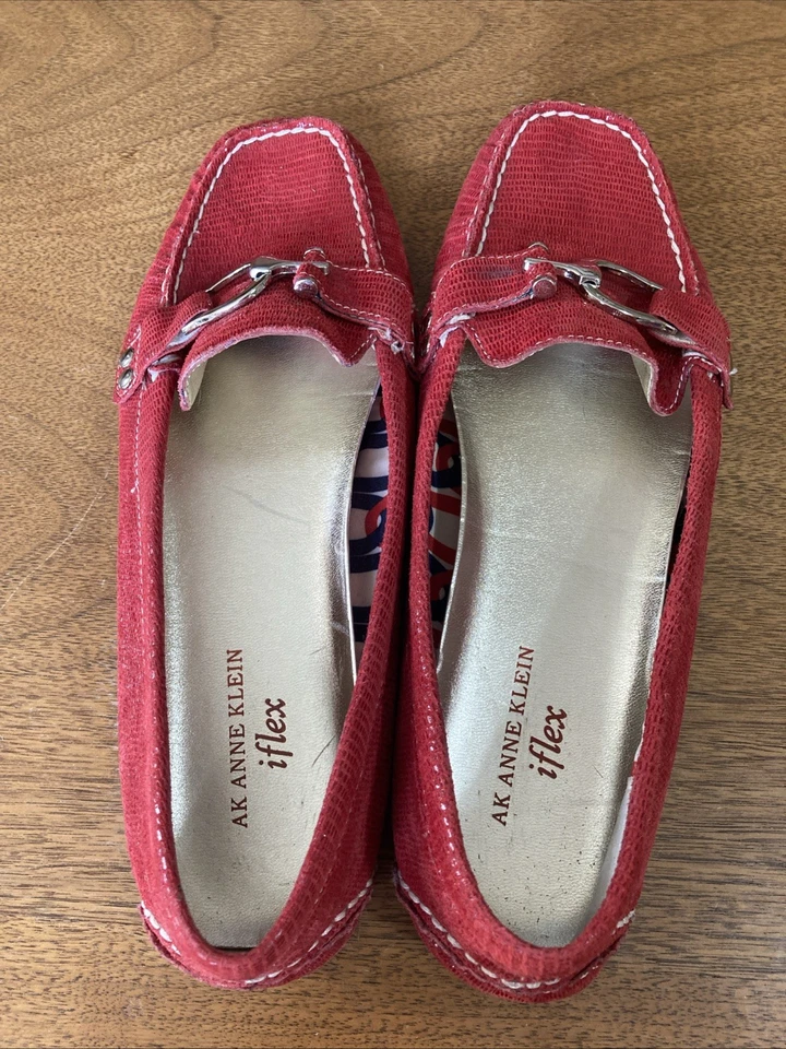 Mocasines Anne Klein iFlex de cuero rojo talla 8 para mujer con detalle de hebilla plateada Foto 2 de 4