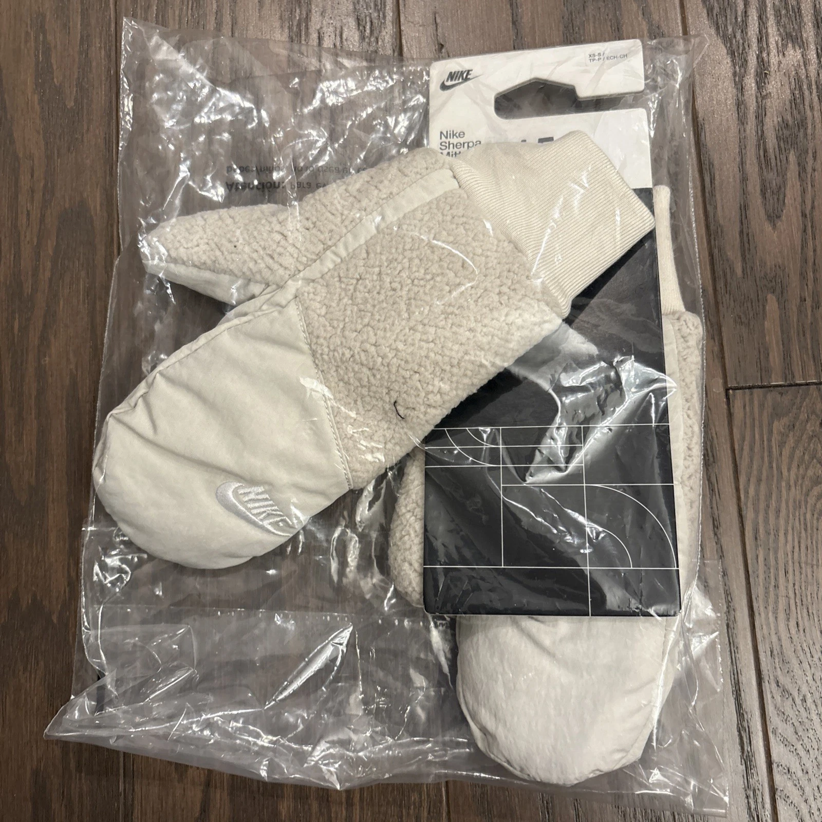 NWT Nike Sherpa Fleece Mittens Womens XS Small Beige White Winter Warm Gloves