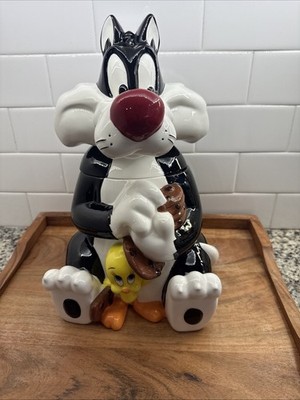 Warner Bros Sylvester & Tweety Bird Cookie Jar.  1997.  Really Good  Condition,