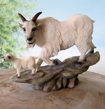 Ziege Bergziege mit Junges H: 17cm Figur Deko natürlich auf Felsen stehend klein