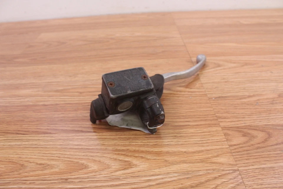 Kawasaki Bayou 300 KLF 300 1997 4X4 cilindro maestro de freno delantero Foto 3 de 4