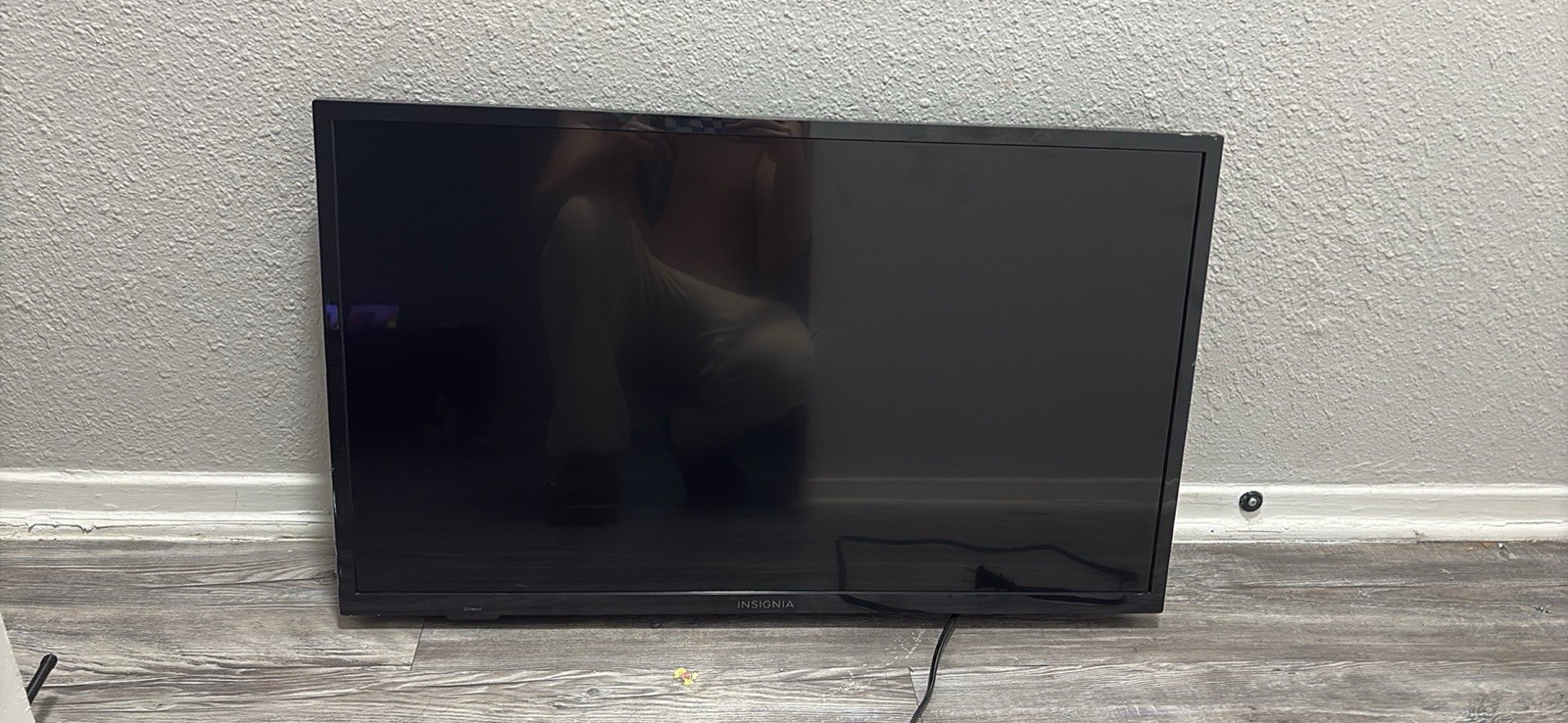 Insignia 32" LED TV 720p Black Flat Screen, Model NS-32F201N
