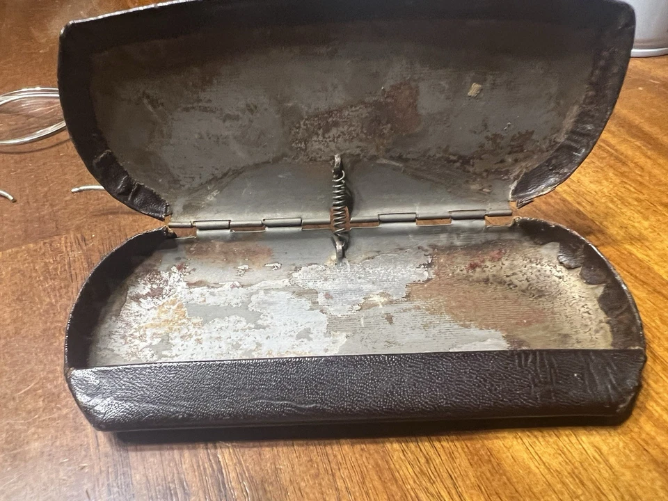 银色古董眼镜带盒 — 第 4/4 张图片