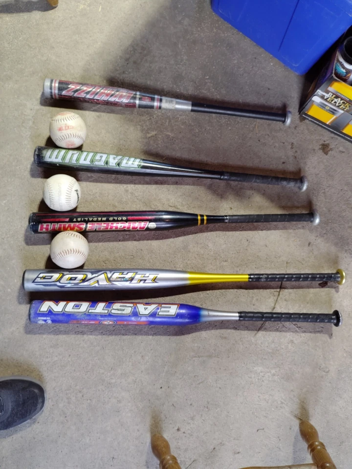 5- Bates de aluminio de softbol + pocas pelotas de softbol y bolsa de bate Nike. Todo en muy buen estado. Foto 4 de 4