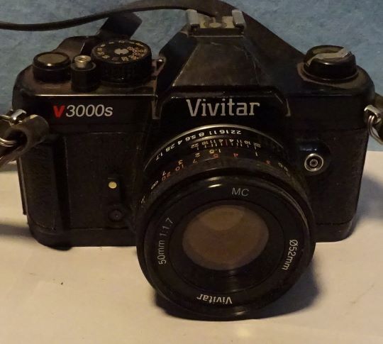 Vintage - VIVITAR - V3000S - 35mm CAMERA w 50mm LENS & CASE