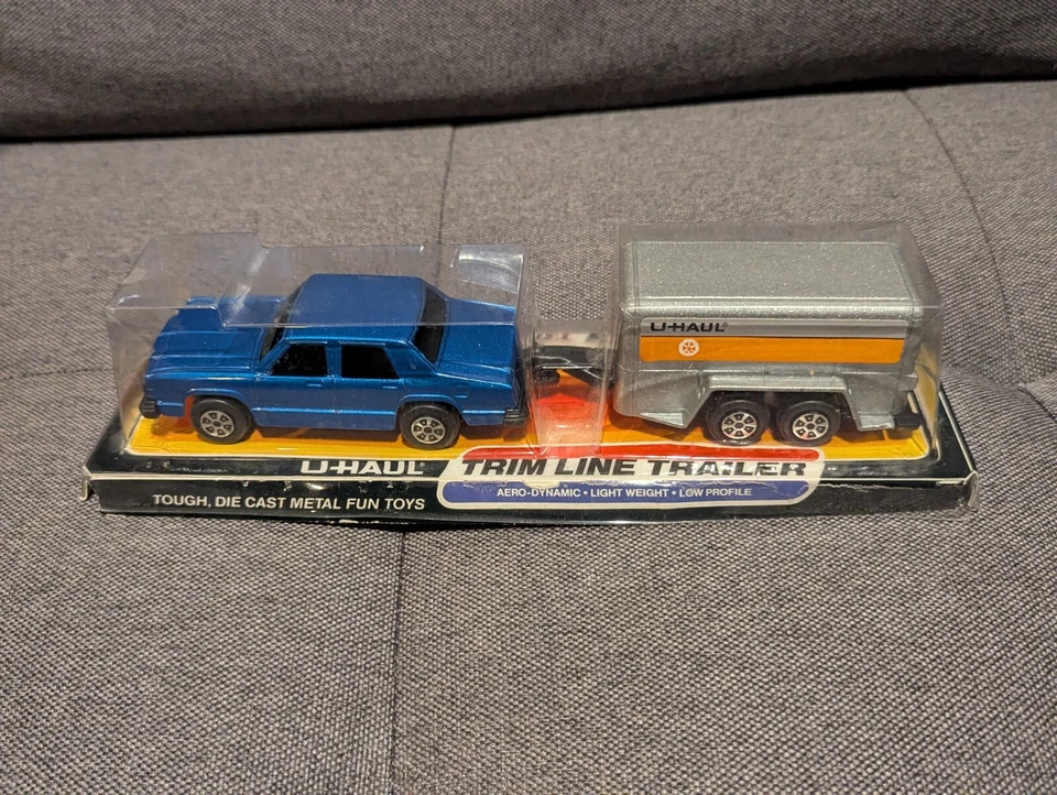 De colección 1970 U-Haul Tootsietoy sedán fundido a presión con juego de remolque U-Haul Trim Line Foto 2 de 4