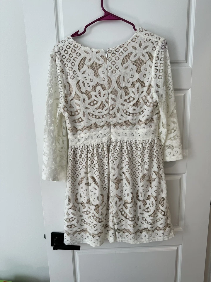 Mini vestido de novia de encaje blanco con ojales de tomate A.Calin by Flying Foto 4 de 4