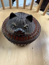 Woven Lidded Cat Baske please read the description and look at the pictures