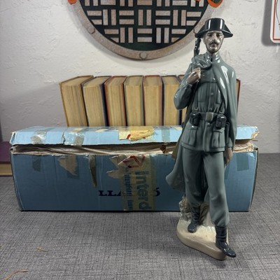 Vintage 1974 Llardo Figurine Spanish Policeman #889 #4889 W/ Original Box