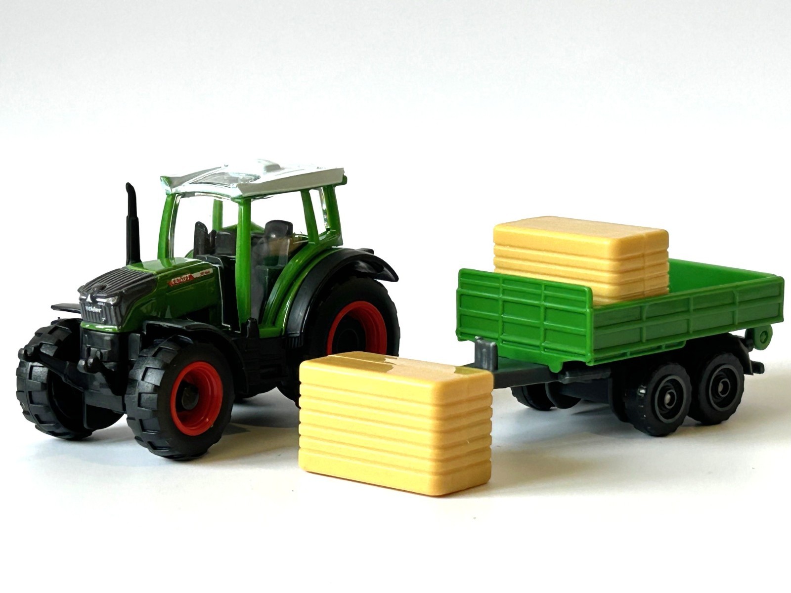 Fendt 209 Germany Tractor + Trailer Bales Model Toy Diecast 1:87 Scale Maisto