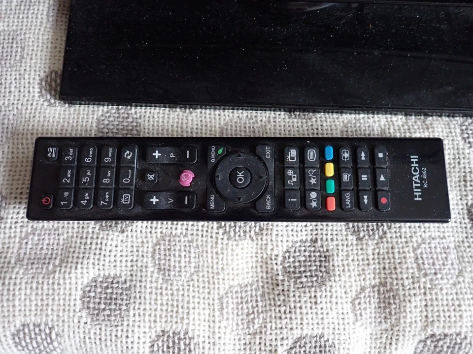 Hitachi 22HBD06UB 22" LCD Flat Screen TV HDMI with Remote (O479) - Image 4 of 4