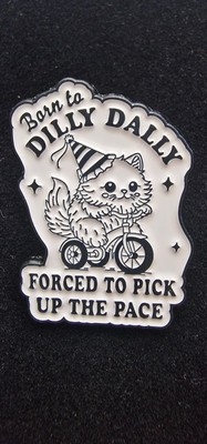 Anstecker Pin Lustig Born To Dilly Dally   