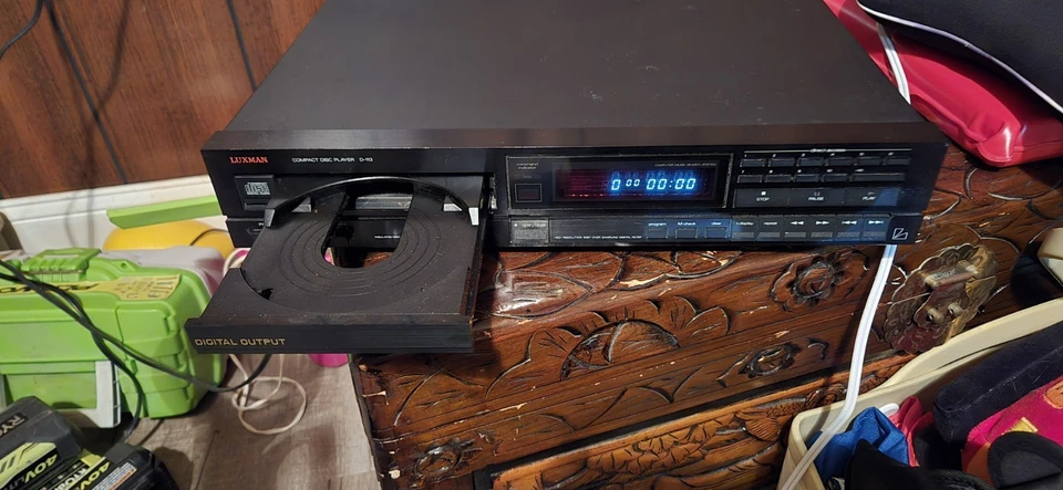 Reproductor de CD Luxman DC-113 funcionando Foto 2 de 4