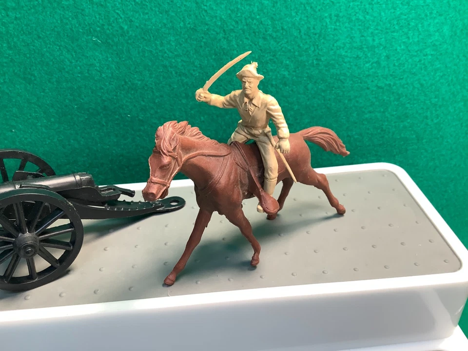 VINTAGE MARX FORT APACHE PLAY SET CANNON & DEFENDERS - Image 4 of 4