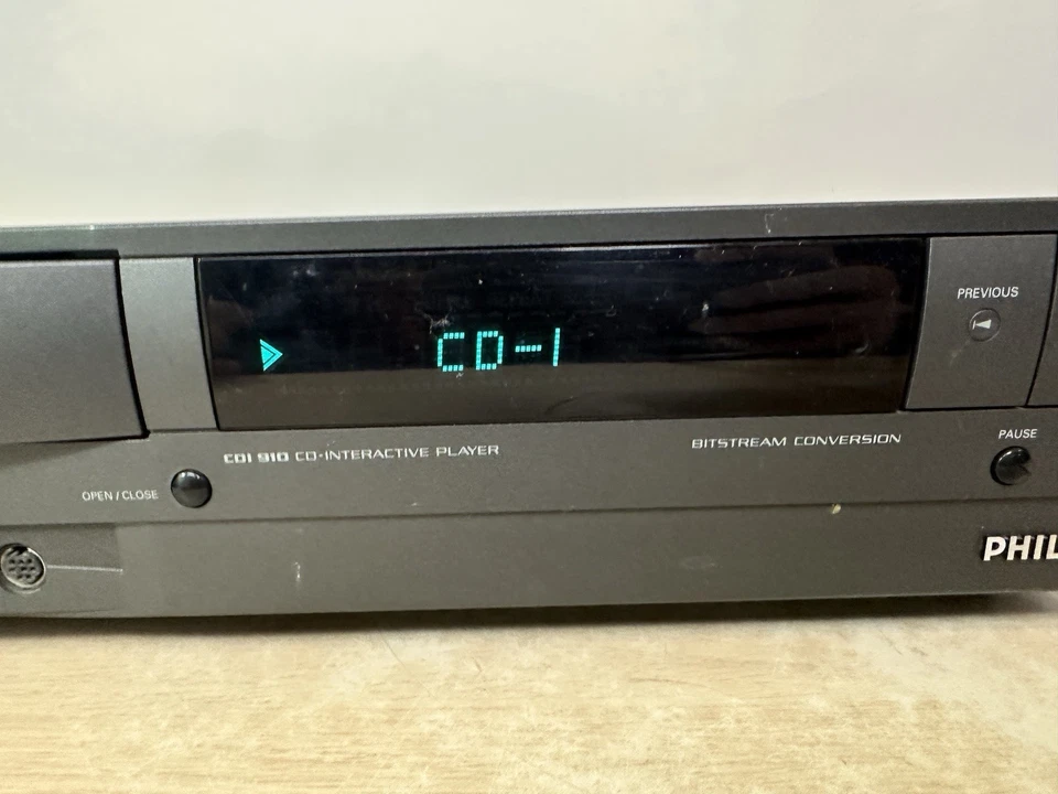 Consola/sistema Philips CDI-910 SOLO con control remoto, cables, etc. Encendido DISCO MALO Foto 2 de 4