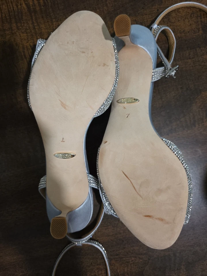Badgley Mischka Plata Estrás Arco Tirantes Tacones Talla 7 Noche Boda Foto 4 de 4