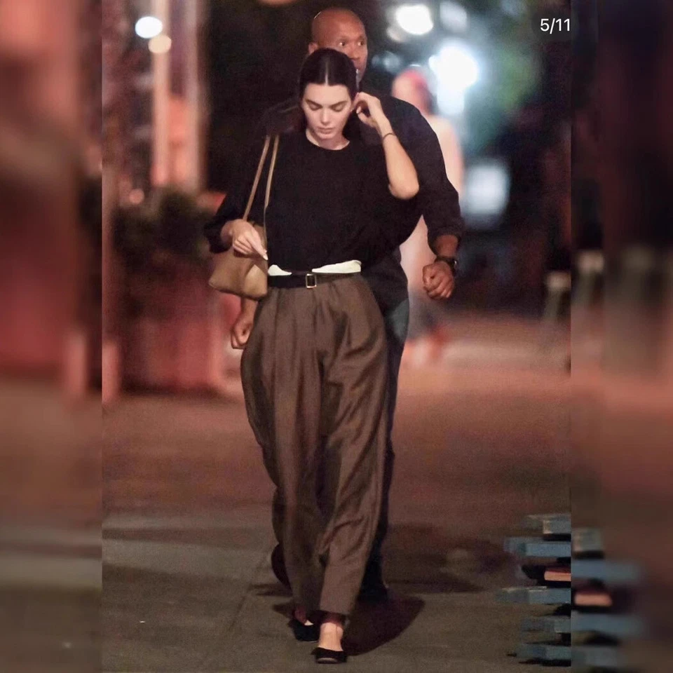 Pantalones para mujer THE ROW mezclados de lana cintura alta con cordones rectos informales de pierna ancha Foto 3 de 4