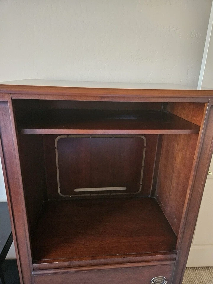 BROYHILL Bedroom Set $1,250 OBO - Image 2 of 4