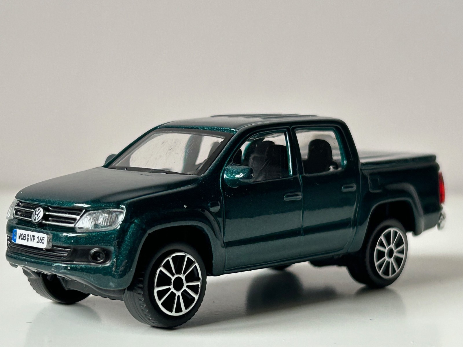 Volkswagen Amarok Germany Car Model Toy Diecast Green 1:43 Scale Bburago