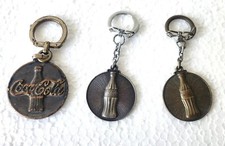LOT PORTE-CLÉS VINTAGE COCA COLA CAMION DE LIVRAISON ANNÉES 30 ET BOUTEILLES ARGENT & BRONZE